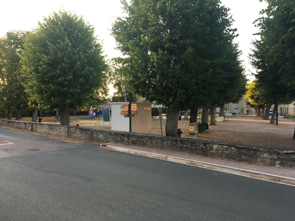 Charmant T2 RDC dans résidence avec parc arboré Saint-Pierre-le-Moûtier Esterno foto