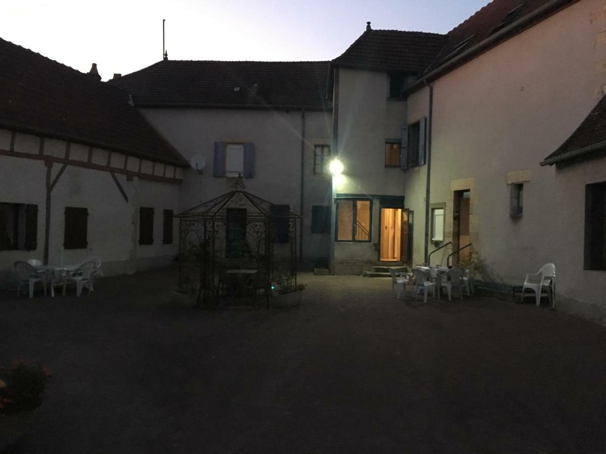 Charmant T2 RDC dans résidence avec parc arboré Saint-Pierre-le-Moûtier Esterno foto