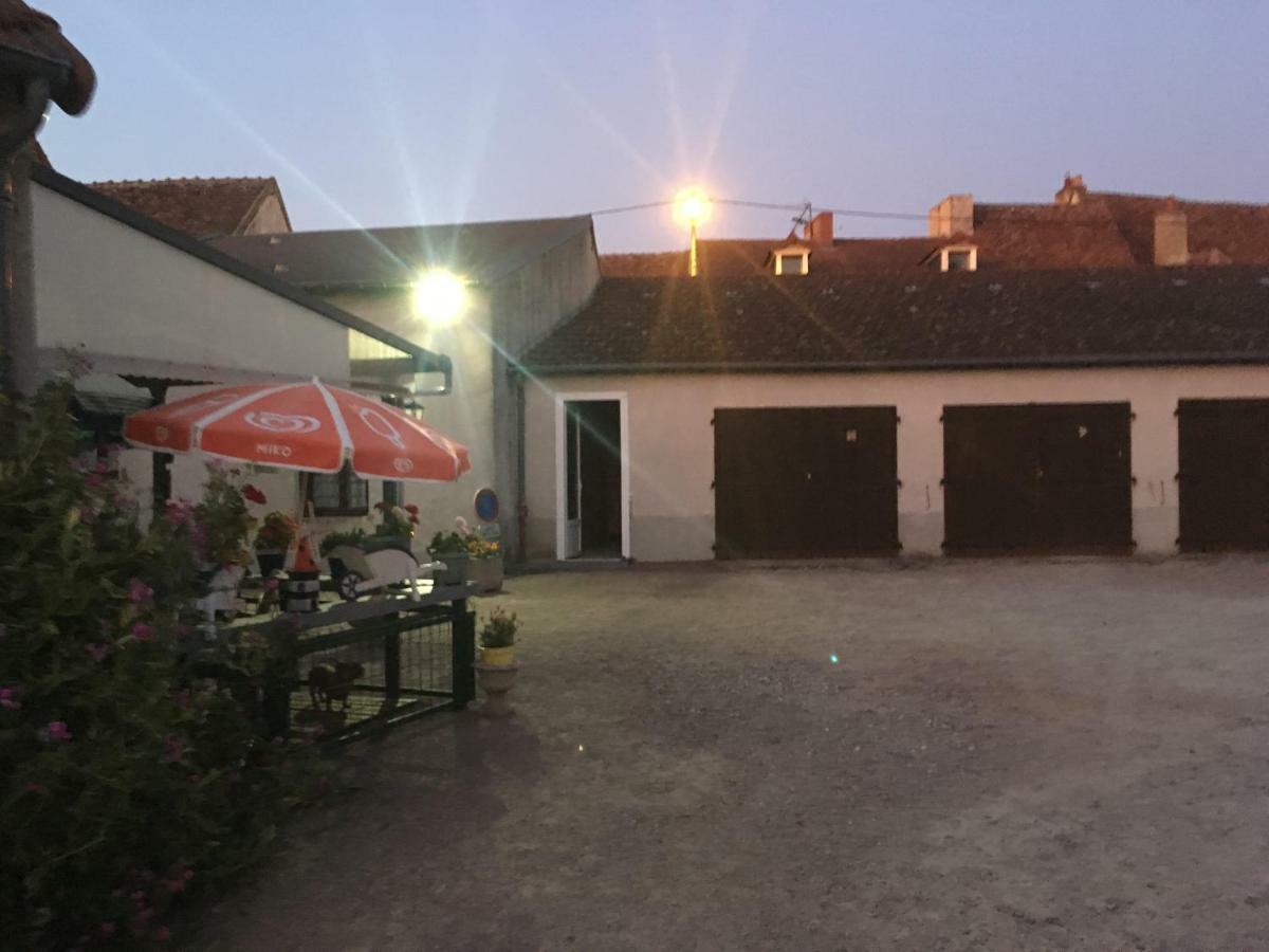 Charmant T2 RDC dans résidence avec parc arboré Saint-Pierre-le-Moûtier Esterno foto